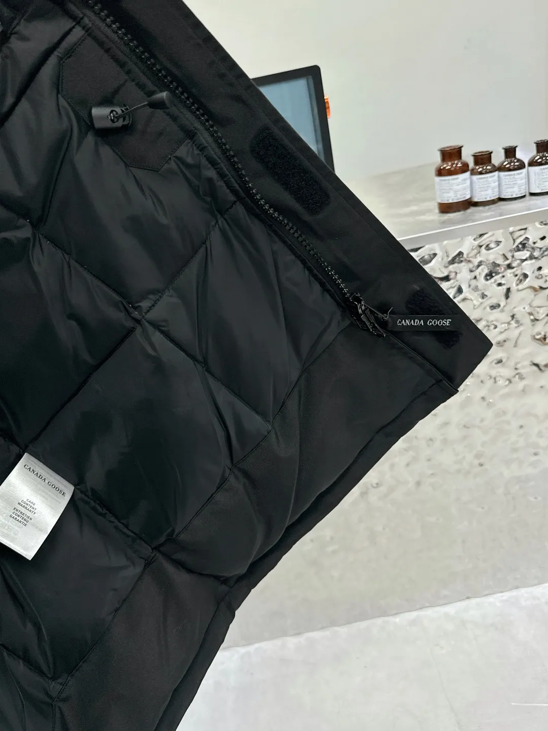 P840 Canada Goose 13 down jackets, timeless classics, same style for men and women, mid-length windbreaker jacket. Canada Goose technology waterproof fabric is wind and cold resistant and extremely warm! Plush heat storage keeps you warm and warms you up quickly! Extra large fur collar design, fine fur, smooth to the touch, comfortable and skin-friendly! Double windproof cuffs to prevent cold wind from entering! The pockets have a flap zipper design and the upper pocket is a diagonal pocket, which is convenient and practical! Canada Goose’s popularity in the past two years has greatly surpassed that of the king of down jackets, the Meng Mouth, and it is the hottest item in autumn and winter on INS! Same style for men and women, Canada Goose’s classic style! Color: Black, Off-white, Gray, Navy Size: XS S M L XL XXL